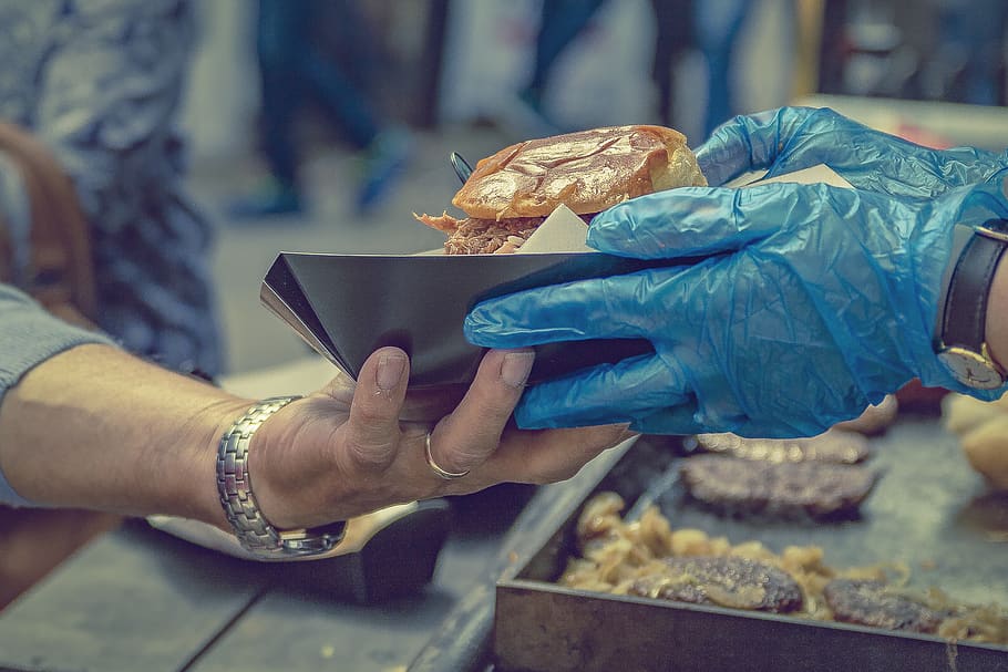 Deal with と treat の違いとは？