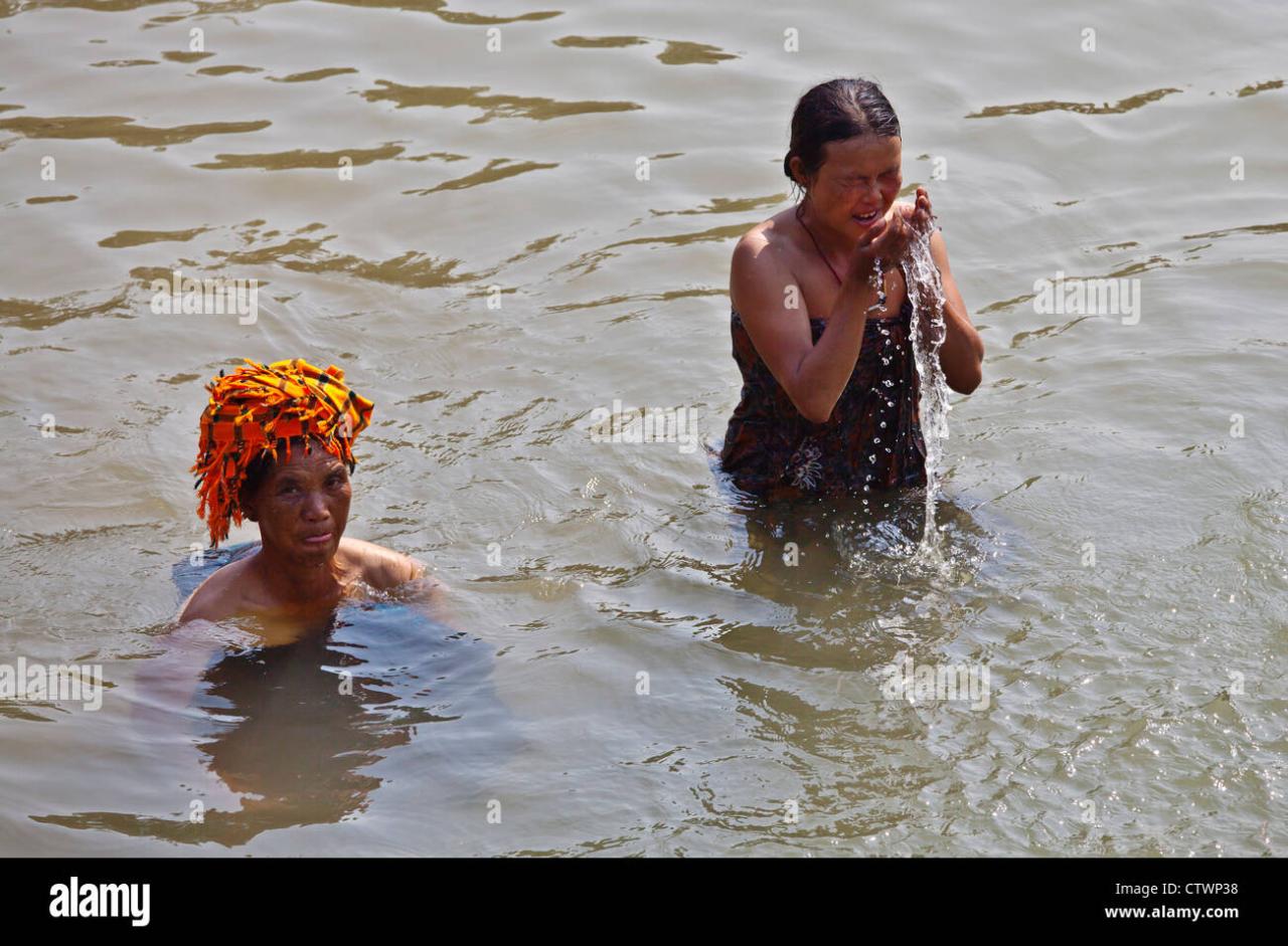 Group of individuals bathing hi-res stock photography and images - Alamy